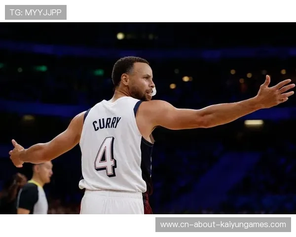 库里家庭日现场温馨，全家互动上热搜