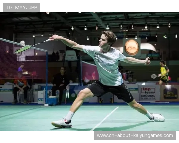 羽毛球选手赛后躺地像动画角色：运动激情与瞬间的艺术