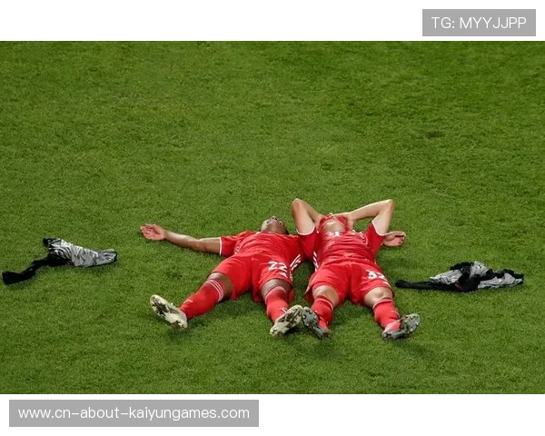 诺伊尔冲出禁区头球解围,截断对方前锋的长距离单刀突袭 诺伊尔冲出禁区头球解围,截断对方前锋的长距离单刀突袭