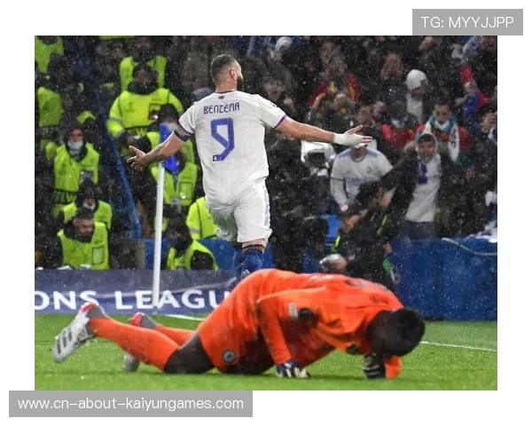 维尼修斯禁区左侧连续晃动后挑传门前:一脚改变战局的艺术 维尼修斯禁区左侧连续晃动后挑传门前:一脚改变战局的艺术