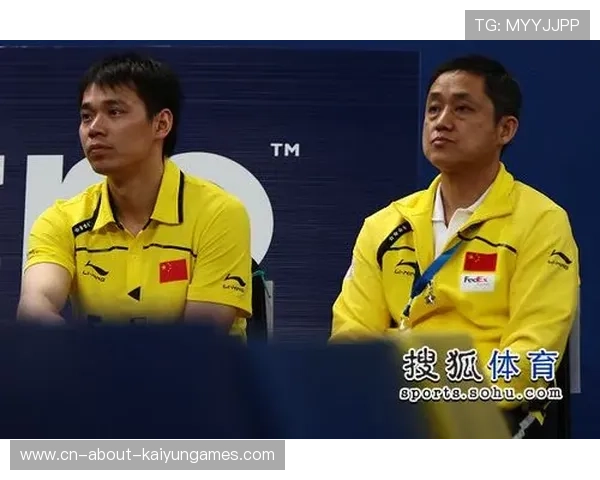 教练在后台握拳又松开，教练从背后