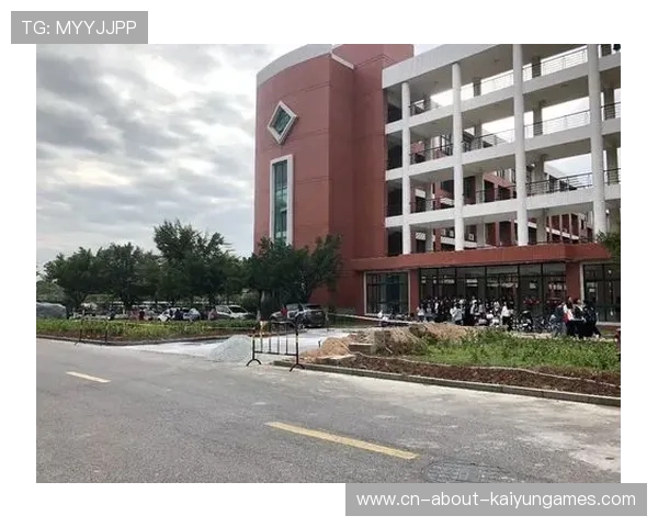 足球场馆周边临时停车合规化管理与收益分配模型，足球场周边绿化要求